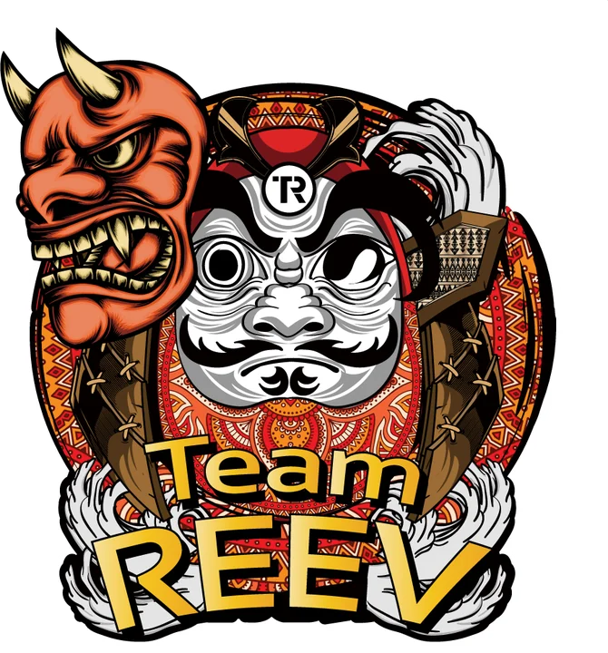 Team REEV のエンブレム。だるまと鬼の面、波、アフリカの文様を組み合わせた絵